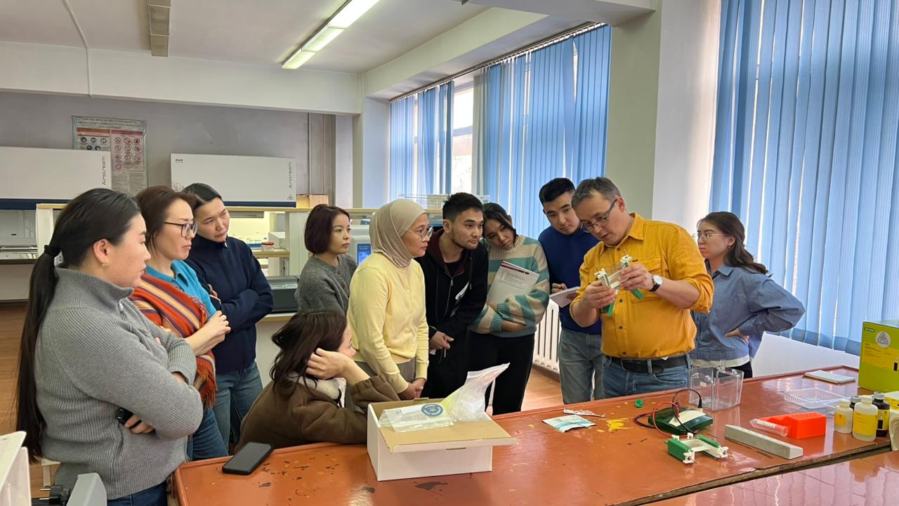 Молекулалық биология және генетика кафедрасында «Вестерн-блоттинг: қадамдық нұсқаулық» практикалық семинары